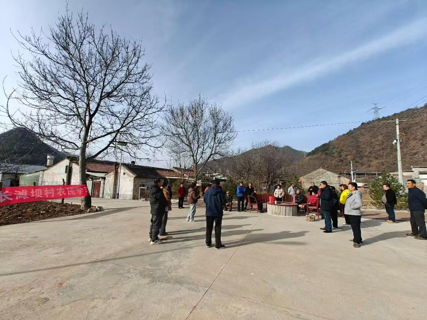 3月10日+黄牛铺镇长滩坝村+开展“农民学习会”.jpg
